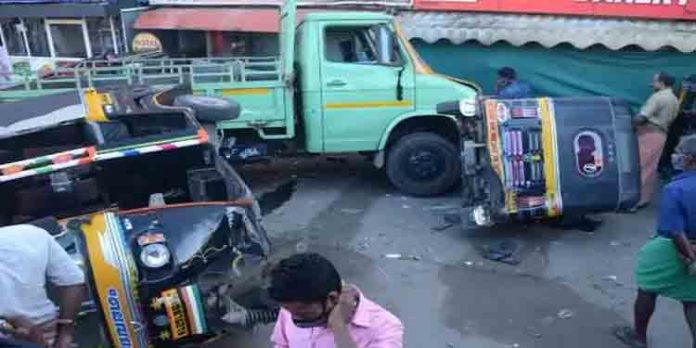 നിയന്ത്രണംവിട്ട മിനിലോറി ഓട്ടോ സ്റ്റാന്ഡിലേക്ക് ഇടിച്ചുകയറി ഏഴു പേര്ക്ക് പരിക്കേറ്റു നിയന്ത്രണംവിട്ട മിനിലോറി ഓട്ടോ സ്റ്റാന്ഡിലേക്ക് ഇടിച്ചുകയറി ഏഴു പേര്ക്ക് പരിക്കേറ്റു