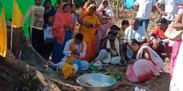 സാമൂഹ്യവിരുദ്ധര് പിഴുതെറിഞ്ഞ ശിവലിംഗവും തൃശ്ശൂലവും പുനസ്ഥാപിച്ചു സാമൂഹ്യവിരുദ്ധര് പിഴുതെറിഞ്ഞ ശിവലിംഗവും തൃശ്ശൂലവും പുനസ്ഥാപിച്ചു