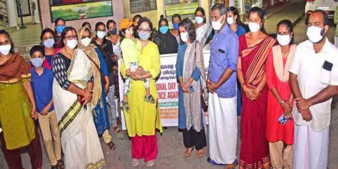 ജില്ലാ വനിതാ ശിശു വികസന ഓഫീസിന്റെ നേതൃത്വത്തില് ‘പൊതുയിടം എന്റേതും’ എന്ന പേരില് രാത്രി നടത്തം സംഘടിപ്പിച്ചു ജില്ലാ വനിതാ ശിശു വികസന ഓഫീസിന്റെ നേതൃത്വത്തില് ‘പൊതുയിടം എന്റേതും’ എന്ന പേരില് രാത്രി നടത്തം സംഘടിപ്പിച്ചു
