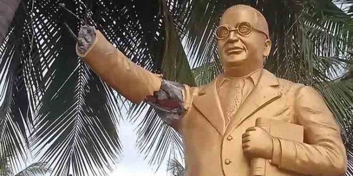 സേലത്ത് ഡോ. ബി.ആര്. അംബേദ്ക്കറിന്റെ പ്രതിമ അജ്ഞാതര് തകര്ത്ത നിലയില് ; പ്രതിഷേധം സേലത്ത് ഡോ. ബി.ആര്. അംബേദ്ക്കറിന്റെ പ്രതിമ അജ്ഞാതര് തകര്ത്ത നിലയില് ; പ്രതിഷേധം