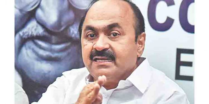 മുഖ്യമന്ത്രിയും ഗവര്ണറും തമ്മിലെ തര്ക്കം തീര്ക്കാന് ഇടനിലക്കാരുണ്ട് : വി.ഡി സതീശന് മുഖ്യമന്ത്രിയും ഗവര്ണറും തമ്മിലെ തര്ക്കം തീര്ക്കാന് ഇടനിലക്കാരുണ്ട് : വി.ഡി സതീശന്