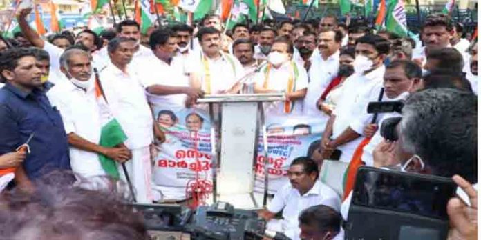 അനിയന്ത്രിതമായ വിലക്കയറ്റം ; നടപടി സ്വീകരിക്കാൻ കേന്ദ്ര-സംസ്ഥാന സര്ക്കാരുകള് തയ്യാറാകുന്നില്ല ; ചെന്നിത്തല അനിയന്ത്രിതമായ വിലക്കയറ്റം ; നടപടി സ്വീകരിക്കാൻ കേന്ദ്ര-സംസ്ഥാന സര്ക്കാരുകള് തയ്യാറാകുന്നില്ല ; ചെന്നിത്തല