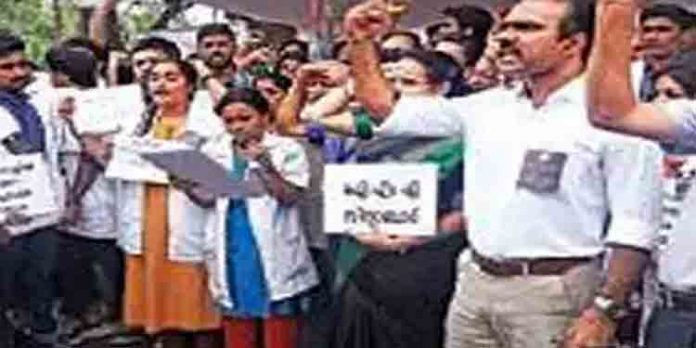 അത്യാഹിത വിഭാഗം ബഹിഷ്കരിച്ചുള്ള മെഡിക്കൽ പിജി സമരം അഞ്ചാം ദിവസത്തിലേക്ക് അത്യാഹിത വിഭാഗം ബഹിഷ്കരിച്ചുള്ള മെഡിക്കൽ പിജി സമരം അഞ്ചാം ദിവസത്തിലേക്ക്