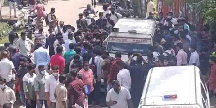 ഖത്തറില് ജോലി വാഗ്ദാനം ; സ്വകാര്യ ഏജന്സി നടത്തിയ അഭിമുഖം കലാശിച്ചത് സംഘര്ഷത്തിലും കൈയ്യാങ്കളിയിലും ഖത്തറില് ജോലി വാഗ്ദാനം ; സ്വകാര്യ ഏജന്സി നടത്തിയ അഭിമുഖം കലാശിച്ചത് സംഘര്ഷത്തിലും കൈയ്യാങ്കളിയിലും