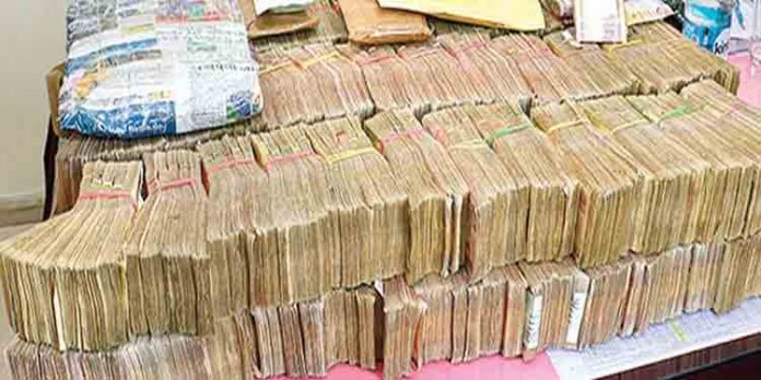 തിരുവനന്തപുരം വിമാനത്താവളത്തില് വന് കറന്സി കടത്ത് : യാത്രക്കാരന് പിടിയില് തിരുവനന്തപുരം വിമാനത്താവളത്തില് വന് കറന്സി കടത്ത് : യാത്രക്കാരന് പിടിയില്