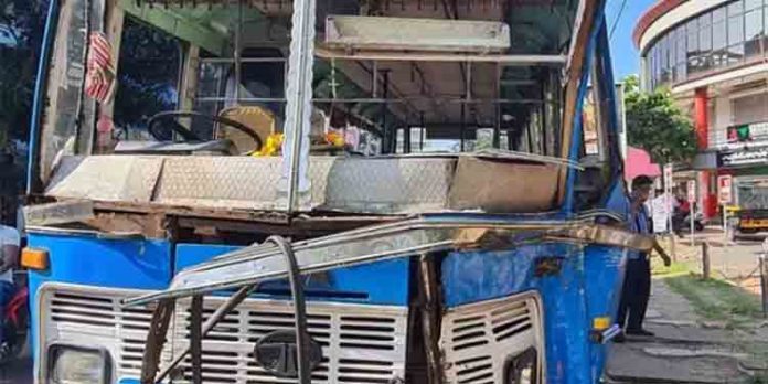 ആലുവയില് ബസ് അപകടം ; വിദ്യാര്ത്ഥികള് ഉള്പ്പെടെ 14പേര്ക്ക് പരിക്ക് ആലുവയില് ബസ് അപകടം ; വിദ്യാര്ത്ഥികള് ഉള്പ്പെടെ 14പേര്ക്ക് പരിക്ക്