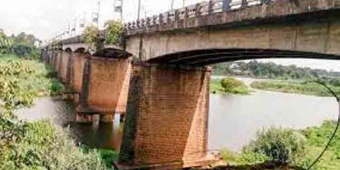 ശ്രീശങ്കര പാലത്തിന്റെ ബലക്ഷയം മനസിലാക്കുന്നതിനുള്ള പരിശോധനകൾ നടക്കുന്നു ശ്രീശങ്കര പാലത്തിന്റെ ബലക്ഷയം മനസിലാക്കുന്നതിനുള്ള പരിശോധനകൾ നടക്കുന്നു