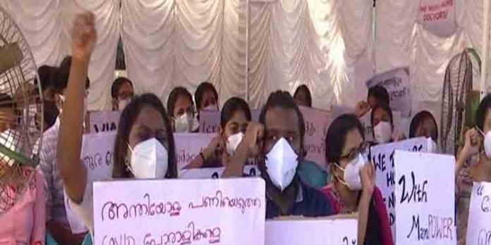 സംസ്ഥാനത്തെ മെഡിക്കല് കോളേജുകളിലെ പിജി ഡോക്ടര്മാരുടെ സമരം ഭാഗികമായി പിന്വലിച്ചു സംസ്ഥാനത്തെ മെഡിക്കല് കോളേജുകളിലെ പിജി ഡോക്ടര്മാരുടെ സമരം ഭാഗികമായി പിന്വലിച്ചു
