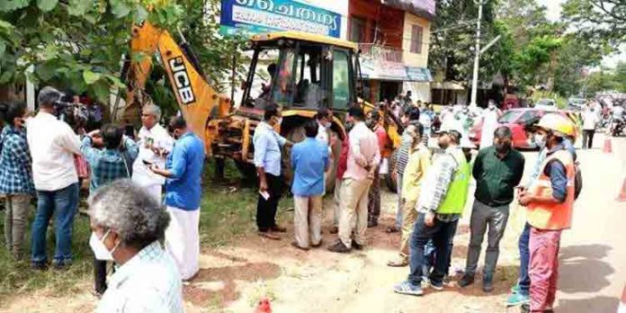 ദേശീയപാത വികസനം : നിർമ്മിതികൾ പൊളിച്ചു മാറ്റിത്തുടങ്ങി ദേശീയപാത വികസനം : നിർമ്മിതികൾ പൊളിച്ചു മാറ്റിത്തുടങ്ങി
