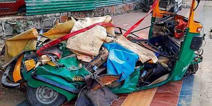 35 ടണ് ഭാരവുമായി കണ്ടയ്നര് ട്രക്ക് ഓട്ടോയ്ക്കു മുകളിലേക്കു മറിഞ്ഞു ; നാലു യാത്രക്കാര് മരിച്ചു 35 ടണ് ഭാരവുമായി കണ്ടയ്നര് ട്രക്ക് ഓട്ടോയ്ക്കു മുകളിലേക്കു മറിഞ്ഞു ; നാലു യാത്രക്കാര് മരിച്ചു