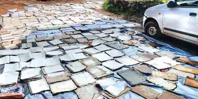 താലൂക്ക് ഓഫീസ് തീപിടുത്തം : ബാക്കിയായ ഫയലുകള് ഉണക്കിയും വേര്തിരിച്ചും ജീവനക്കാര് താലൂക്ക് ഓഫീസ് തീപിടുത്തം : ബാക്കിയായ ഫയലുകള് ഉണക്കിയും വേര്തിരിച്ചും ജീവനക്കാര്