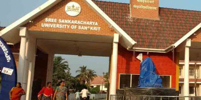 ബിരുദ പരീക്ഷ പാസാകാതെ എംഎ ക്ക് പ്രവേശനം നേടിയവരെ പുറത്താക്കാന് വിസി നടപടി തുടങ്ങി ബിരുദ പരീക്ഷ പാസാകാതെ എംഎ ക്ക് പ്രവേശനം നേടിയവരെ പുറത്താക്കാന് വിസി നടപടി തുടങ്ങി