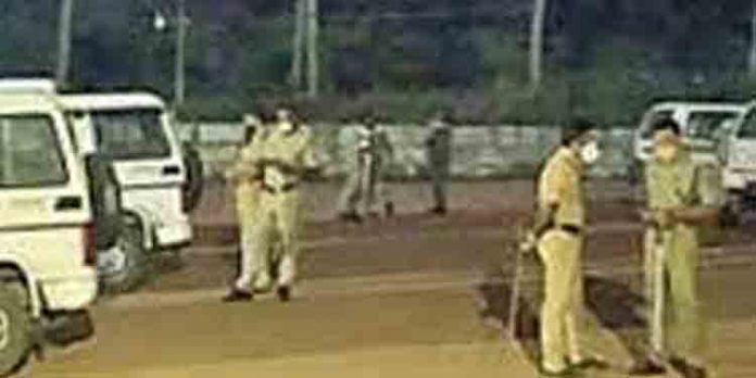 കഞ്ചാവ് ലോബിയെക്കുറിച്ച് അന്വേഷിക്കാനെത്തി ; പോലീസ് ജീപ്പിന് നേരേ കുപ്പിയേറ് – ആയുധങ്ങളുമായി യുവാക്കള് കഞ്ചാവ് ലോബിയെക്കുറിച്ച് അന്വേഷിക്കാനെത്തി ; പോലീസ് ജീപ്പിന് നേരേ കുപ്പിയേറ് – ആയുധങ്ങളുമായി യുവാക്കള്