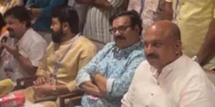 അമ്മയില് നിന്ന് രാജിവെച്ചവര് തിരിച്ചു വരുമോയെന്ന് തീരുമാനിക്കേണ്ടത് അവരാണ് ; മോഹന്ലാല് അമ്മയില് നിന്ന് രാജിവെച്ചവര് തിരിച്ചു വരുമോയെന്ന് തീരുമാനിക്കേണ്ടത് അവരാണ് ; മോഹന്ലാല്