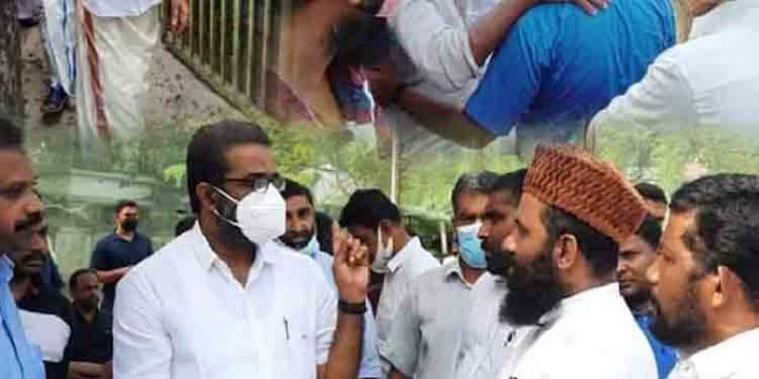 എസ്.ഡി.പി.ഐ നേതാവിന്റെ വീട്ടില് സിപിഎം നേതാക്കളുടെ സന്ദര്ശനം ; വിമര്ശനം ഉയരുന്നു എസ്.ഡി.പി.ഐ നേതാവിന്റെ വീട്ടില് സിപിഎം നേതാക്കളുടെ സന്ദര്ശനം ; വിമര്ശനം ഉയരുന്നു