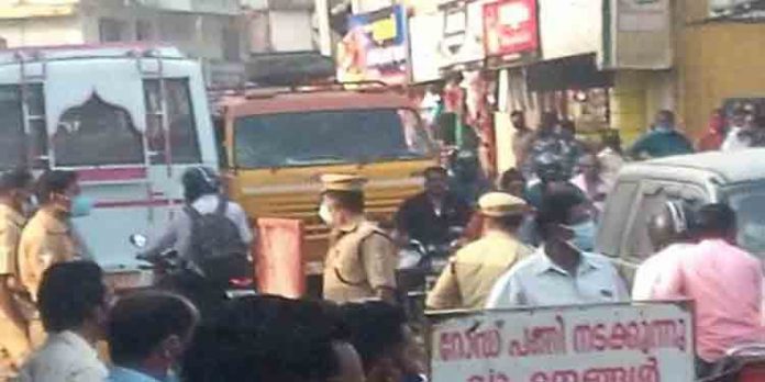 തമിഴ്നാട് അതിർത്തിയായ പനച്ചമൂട്ടിൽ സംഘർഷം ; ഗ്രാമപഞ്ചായത്ത് പ്രസിഡന്റിന് വെട്ടേറ്റു തമിഴ്നാട് അതിർത്തിയായ പനച്ചമൂട്ടിൽ സംഘർഷം ; ഗ്രാമപഞ്ചായത്ത് പ്രസിഡന്റിന് വെട്ടേറ്റു