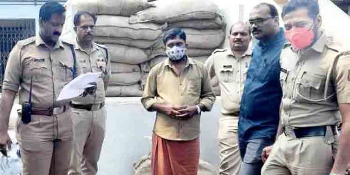 ഒന്നരക്കോടിയുടെ നിരോധിത പുകയില ഉൽപന്നങ്ങൾ പിടികൂടി ഒന്നരക്കോടിയുടെ നിരോധിത പുകയില ഉൽപന്നങ്ങൾ പിടികൂടി