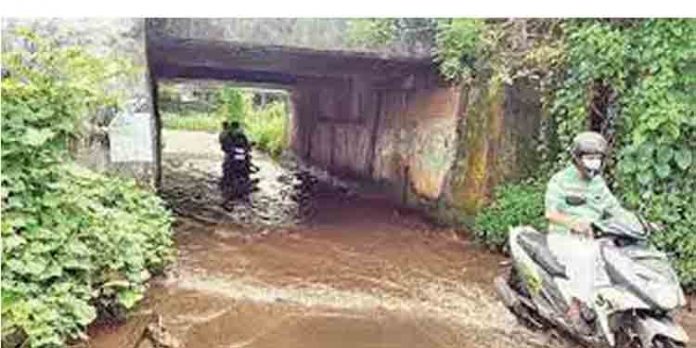 യാത്രക്കാരെ ദുരിതത്തിലാഴത്തി റെയില്വേ അടിപ്പാതയിലെ വെള്ളക്കെട്ട് യാത്രക്കാരെ ദുരിതത്തിലാഴത്തി റെയില്വേ അടിപ്പാതയിലെ വെള്ളക്കെട്ട്