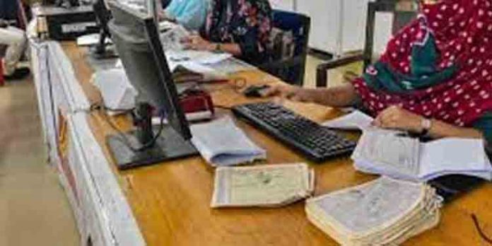 ജോലി സമയത്ത് യൂണിഫോം ധരിക്കാത്തവര്ക്കെതിരെ നടപടി ജോലി സമയത്ത് യൂണിഫോം ധരിക്കാത്തവര്ക്കെതിരെ നടപടി