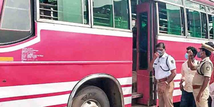 നിയമം ലംഘിച്ച് ചീറിപ്പായുന്ന ബസുകള്ക്ക് മൂക്കുകയറിടാന് സ്പെഷല് ഡ്രൈവുമായി പോലീസ് നിയമം ലംഘിച്ച് ചീറിപ്പായുന്ന ബസുകള്ക്ക് മൂക്കുകയറിടാന് സ്പെഷല് ഡ്രൈവുമായി പോലീസ്