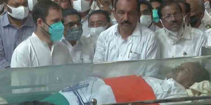 പി.ടി യ്ക്ക് അന്തിമോപചാരമരമര്പ്പിച്ച് രാഹുല് ഗാന്ധി പി.ടി യ്ക്ക് അന്തിമോപചാരമരമര്പ്പിച്ച് രാഹുല് ഗാന്ധി