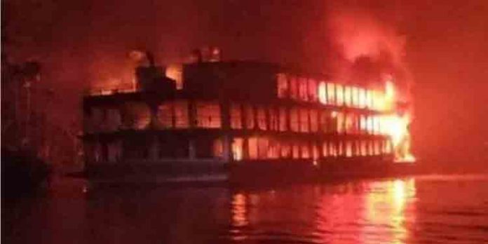 ബംഗ്ലാദേശില് കടത്തുബോട്ട് കത്തി 36 പേര് മരിച്ചു : നൂറിലേറെ പേര്ക്ക് പൊള്ളലേറ്റു ബംഗ്ലാദേശില് കടത്തുബോട്ട് കത്തി 36 പേര് മരിച്ചു : നൂറിലേറെ പേര്ക്ക് പൊള്ളലേറ്റു
