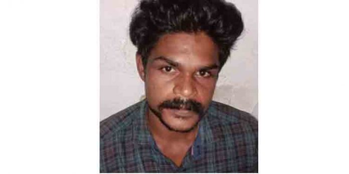 പോലീസ് സ്റ്റേഷനില് നിന്ന് കൈവിലങ്ങുമായി മുങ്ങിയ പ്രതിയെ പിടികൂടി പോലീസ് സ്റ്റേഷനില് നിന്ന് കൈവിലങ്ങുമായി മുങ്ങിയ പ്രതിയെ പിടികൂടി