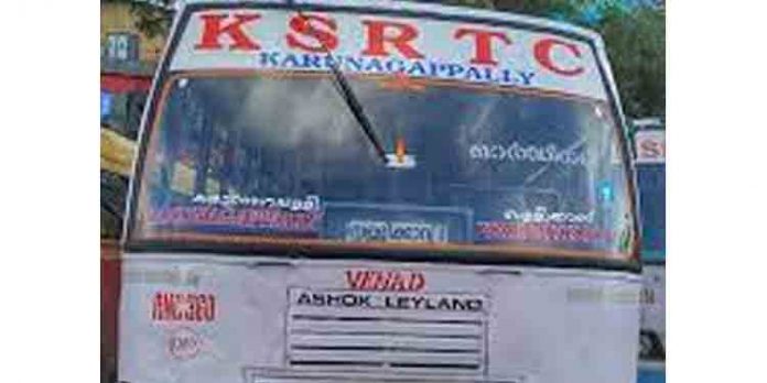 മദ്യലഹരിയില് കെഎസ്ആര്ടിസി ജീവനക്കാരെ മര്ദ്ദിച്ച യുവാവിനെ നാട്ടുകാര് പോലീസില് ഏല്പ്പിച്ചു മദ്യലഹരിയില് കെഎസ്ആര്ടിസി ജീവനക്കാരെ മര്ദ്ദിച്ച യുവാവിനെ നാട്ടുകാര് പോലീസില് ഏല്പ്പിച്ചു