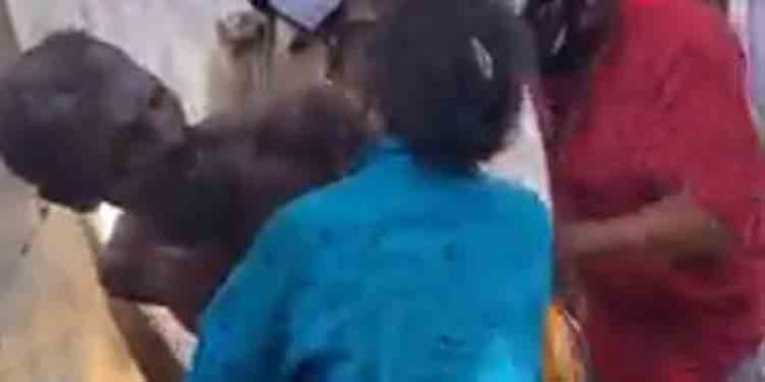 നഗരത്തില് മണിക്കൂറുകളോളം അഴിഞ്ഞാടി അക്രമി ; അന്യസംസ്ഥാന തൊഴിലാളിയുടെ തലതല്ലിപ്പൊളിച്ചു നഗരത്തില് മണിക്കൂറുകളോളം അഴിഞ്ഞാടി അക്രമി ; അന്യസംസ്ഥാന തൊഴിലാളിയുടെ തലതല്ലിപ്പൊളിച്ചു