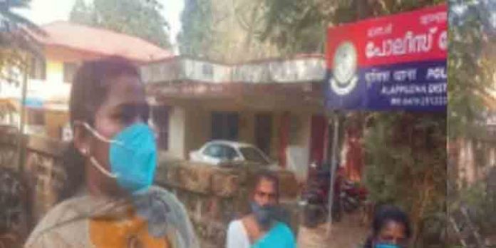 നാലു വയസുകാരനായ മകനെ തിരിച്ചുകിട്ടാന് പോലീസ് സ്റ്റേഷനു മുന്നില് യുവതിയുടെ സമരം നാലു വയസുകാരനായ മകനെ തിരിച്ചുകിട്ടാന് പോലീസ് സ്റ്റേഷനു മുന്നില് യുവതിയുടെ സമരം