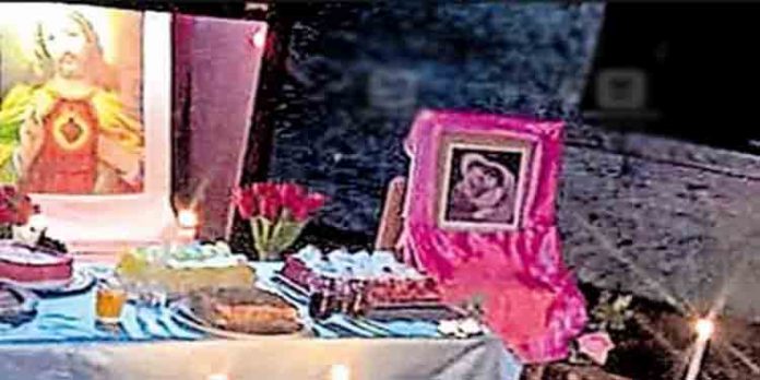 ആരതി ഉഴിഞ്ഞ് കേക്ക് നേദിച്ച് ; പുറനാട്ടുകര ശ്രീരാമകൃഷ്ണ ആശ്രമത്തില് ഇക്കുറിയും ക്രിസ്തുമസ് ആഘോഷം നടത്തി ആരതി ഉഴിഞ്ഞ് കേക്ക് നേദിച്ച് ; പുറനാട്ടുകര ശ്രീരാമകൃഷ്ണ ആശ്രമത്തില് ഇക്കുറിയും ക്രിസ്തുമസ് ആഘോഷം നടത്തി