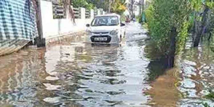 മഴമാറി ജലനിരപ്പ് താഴ്ന്നിട്ടും ദുരിതകയത്തില് മങ്കൊമ്പ് നിവാസികള് മഴമാറി ജലനിരപ്പ് താഴ്ന്നിട്ടും ദുരിതകയത്തില് മങ്കൊമ്പ് നിവാസികള്