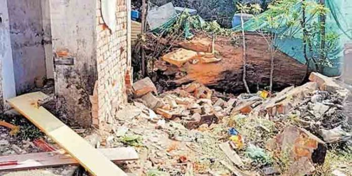 ഉഗ്രശബ്ദത്തോടെ ശുചിമുറി മാലിന്യ ടാങ്ക് പൊട്ടിത്തെറിച്ചു ഉഗ്രശബ്ദത്തോടെ ശുചിമുറി മാലിന്യ ടാങ്ക് പൊട്ടിത്തെറിച്ചു