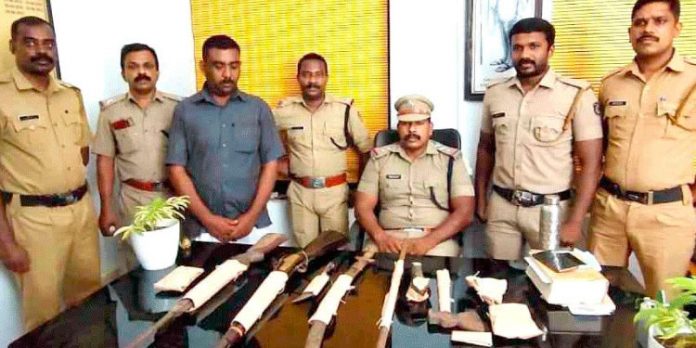 ആയുധങ്ങളും മാനിന്റെ കൊമ്പുമായി ഗുണ്ട പിടിയില് ആയുധങ്ങളും മാനിന്റെ കൊമ്പുമായി ഗുണ്ട പിടിയില്