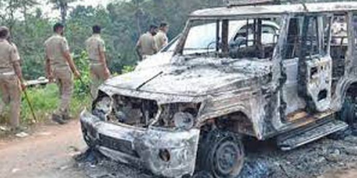 കിഴക്കമ്പലത്ത് പോലീസിനെ ആക്രമിച്ച കേസിലെ 4 പ്രതികളെ പോലീസ് കസ്റ്റഡിയില് വിട്ടു കിഴക്കമ്പലത്ത് പോലീസിനെ ആക്രമിച്ച കേസിലെ 4 പ്രതികളെ പോലീസ് കസ്റ്റഡിയില് വിട്ടു