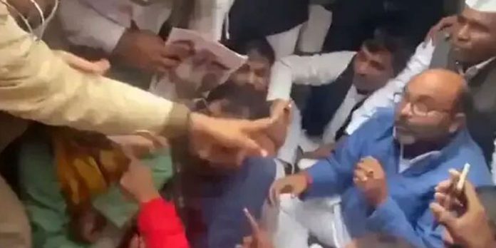 യോഗി സര്ക്കാരിനെതിരെ പ്രതിഷേധം ; കോണ്ഗ്രസ് അധ്യക്ഷന് അജയ് കുമാര് ലല്ലുവിനെ പോലീസ് അറസ്റ്റ് ചെയ്തു യോഗി സര്ക്കാരിനെതിരെ പ്രതിഷേധം ; കോണ്ഗ്രസ് അധ്യക്ഷന് അജയ് കുമാര് ലല്ലുവിനെ പോലീസ് അറസ്റ്റ് ചെയ്തു