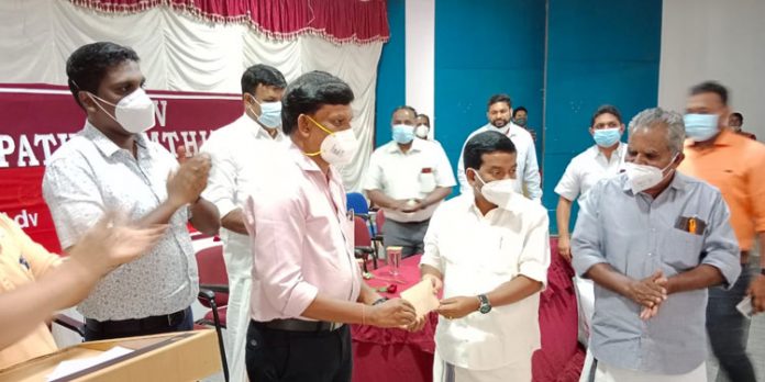 നവോദയ വിദ്യാലയത്തിലെ പൂർവ്വ വിദ്യാർത്ഥികൾ ചികിത്സാസഹായം കൈമാറി നവോദയ വിദ്യാലയത്തിലെ പൂർവ്വ വിദ്യാർത്ഥികൾ ചികിത്സാസഹായം കൈമാറി