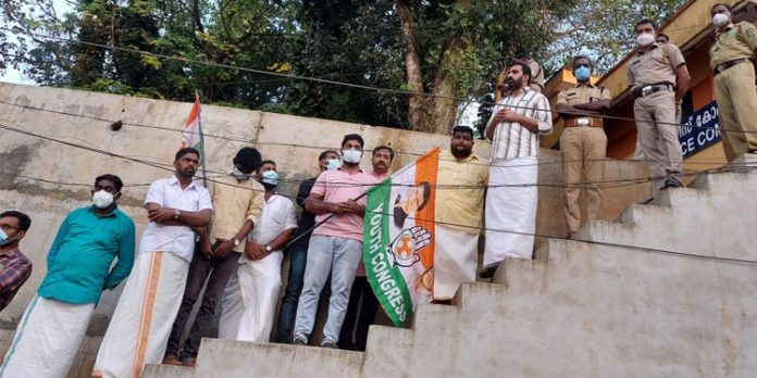 യൂത്ത് കോൺഗ്രസ് നോക്കുകുത്തി പ്രതിഷേധം സംഘടിപ്പിച്ചു യൂത്ത് കോൺഗ്രസ് നോക്കുകുത്തി പ്രതിഷേധം സംഘടിപ്പിച്ചു