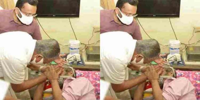ഹെലികോപ്റ്റര് അപകടത്തില് മരിച്ച പ്രദീപിന്റെ വീട്ടിലെത്തി കുടുംബത്തെ ആശ്വസിപ്പിച്ച് മുഖ്യമന്ത്രി ഹെലികോപ്റ്റര് അപകടത്തില് മരിച്ച പ്രദീപിന്റെ വീട്ടിലെത്തി കുടുംബത്തെ ആശ്വസിപ്പിച്ച് മുഖ്യമന്ത്രി