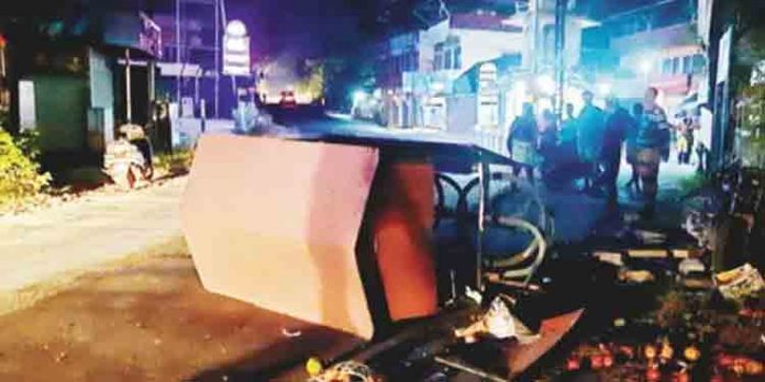 ബൈക്ക് പഴക്കടയിലേക്ക് ഇടിച്ചുകയറി യുവാവ് മരിച്ചു ബൈക്ക് പഴക്കടയിലേക്ക് ഇടിച്ചുകയറി യുവാവ് മരിച്ചു