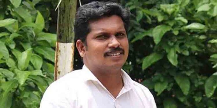 തിരുവല്ലയില് രാഷ്ട്രീയ കൊലപാതകം ; സിപിഎം പെരിങ്ങര ലോക്കല്കമ്മറ്റി സെക്രട്ടറിയെ കുത്തിക്കൊന്നു തിരുവല്ലയില് രാഷ്ട്രീയ കൊലപാതകം ; സിപിഎം പെരിങ്ങര ലോക്കല്കമ്മറ്റി സെക്രട്ടറിയെ കുത്തിക്കൊന്നു