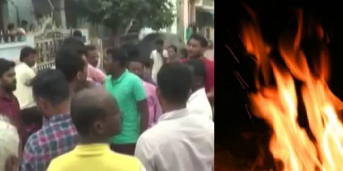 മതപരിവര്ത്തന ആരോപണം ; കര്ണാടകയില് വലതുപക്ഷ പ്രവര്ത്തകര് ക്രിസ്ത്യന് ലഖുലേഖകള് കത്തിച്ചു മതപരിവര്ത്തന ആരോപണം ; കര്ണാടകയില് വലതുപക്ഷ പ്രവര്ത്തകര് ക്രിസ്ത്യന് ലഖുലേഖകള് കത്തിച്ചു