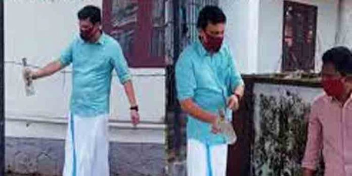 അതിഥി മന്ദിരത്തില് മന്ത്രിയുടെ പരിശോധനയില് മദ്യക്കുപ്പി കണ്ടെത്തിയ സംഭവം ; രണ്ട് താല്കാലിക ജീവനക്കാരെ പുറത്താക്കി അതിഥി മന്ദിരത്തില് മന്ത്രിയുടെ പരിശോധനയില് മദ്യക്കുപ്പി കണ്ടെത്തിയ സംഭവം ; രണ്ട് താല്കാലിക ജീവനക്കാരെ പുറത്താക്കി