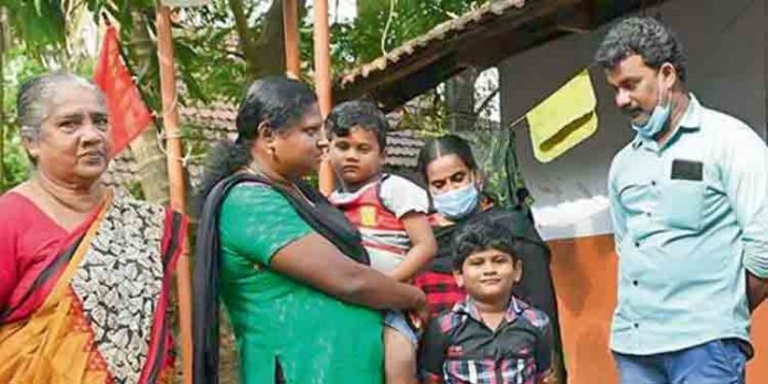 പാര്ട്ടിവിട്ടതിന് യുവാവിനോടും കുടുംബത്തിനോടും പ്രതികാരവുമായി ബിജെപി , ക്ഷേത്രദര്ശനം തടയുന്നു പാര്ട്ടിവിട്ടതിന് യുവാവിനോടും കുടുംബത്തിനോടും പ്രതികാരവുമായി ബിജെപി , ക്ഷേത്രദര്ശനം തടയുന്നു