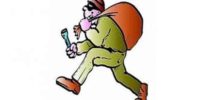 ശിശിര ട്രാവല്സ് ഉടമയുടെ വീട്ടിൽ മോഷണം ; സ്വര്ണവും പണവും കവര്ന്നു ശിശിര ട്രാവല്സ് ഉടമയുടെ വീട്ടിൽ മോഷണം ; സ്വര്ണവും പണവും കവര്ന്നു