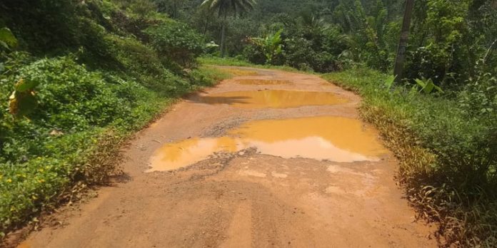 കരിമാന്തോട് – തൂമ്പാക്കുളം റോഡ് തകര്ച്ച ജനങ്ങളെ വലയ്ക്കുന്നു കരിമാന്തോട് – തൂമ്പാക്കുളം റോഡ് തകര്ച്ച ജനങ്ങളെ വലയ്ക്കുന്നു