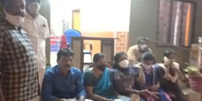 വനിത പഞ്ചായത്ത് പ്രസിഡന്റിന് പോലീസ് മർദ്ദനം ; പ്രതിഷേധം വനിത പഞ്ചായത്ത് പ്രസിഡന്റിന് പോലീസ് മർദ്ദനം ; പ്രതിഷേധം