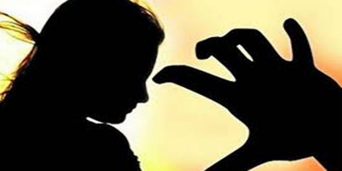 പ്ലസ് ടു വിദ്യാര്ത്ഥിനിയെ പീഡിപ്പിക്കാന് ശ്രമിച്ച പോലീസുകാരനെ റിമാന്ഡ് ചെയ്തു പ്ലസ് ടു വിദ്യാര്ത്ഥിനിയെ പീഡിപ്പിക്കാന് ശ്രമിച്ച പോലീസുകാരനെ റിമാന്ഡ് ചെയ്തു