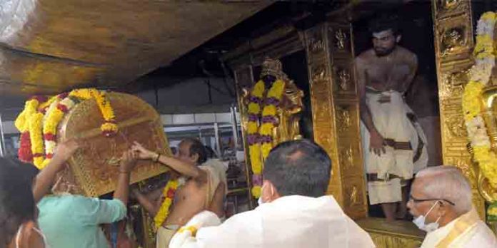 തങ്ക അങ്കി സന്നിധാനത്തെത്തി ; ഭക്തിപ്രഭയിൽ ദീപാരാധന തങ്ക അങ്കി സന്നിധാനത്തെത്തി ; ഭക്തിപ്രഭയിൽ ദീപാരാധന