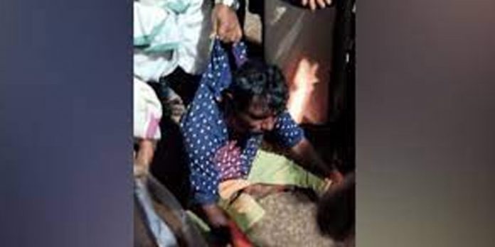 ഭാര്യയെ ഭർത്താവ് നടുറോഡിലിട്ട് വെട്ടി ; പ്രതിയെ നാട്ടുകാർ പിടികൂടി ഭാര്യയെ ഭർത്താവ് നടുറോഡിലിട്ട് വെട്ടി ; പ്രതിയെ നാട്ടുകാർ പിടികൂടി